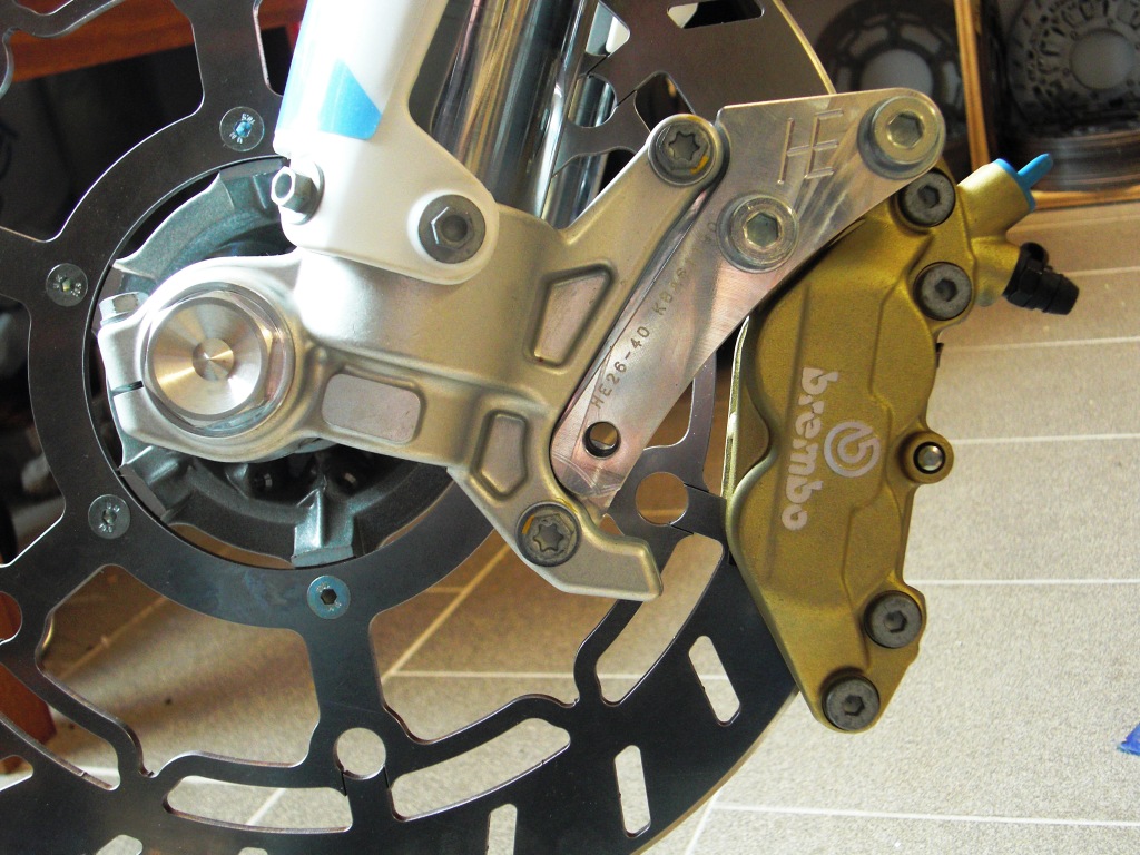 4-Kolben-Bremszange Brembo P4 mit Adapter an Gabel LA95