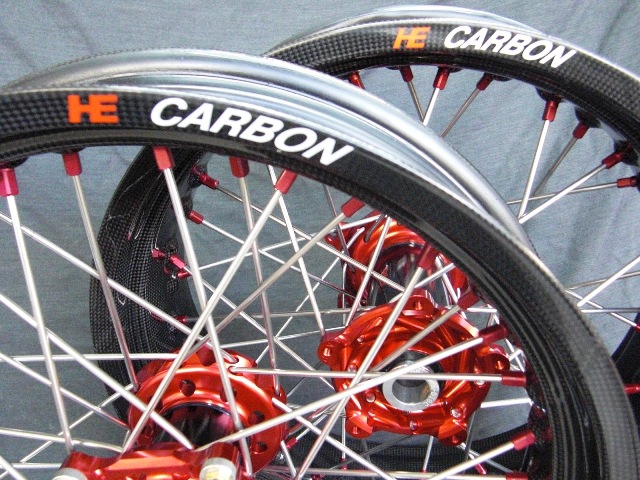 Aprilia SXV mit HE-Carbonfelgen