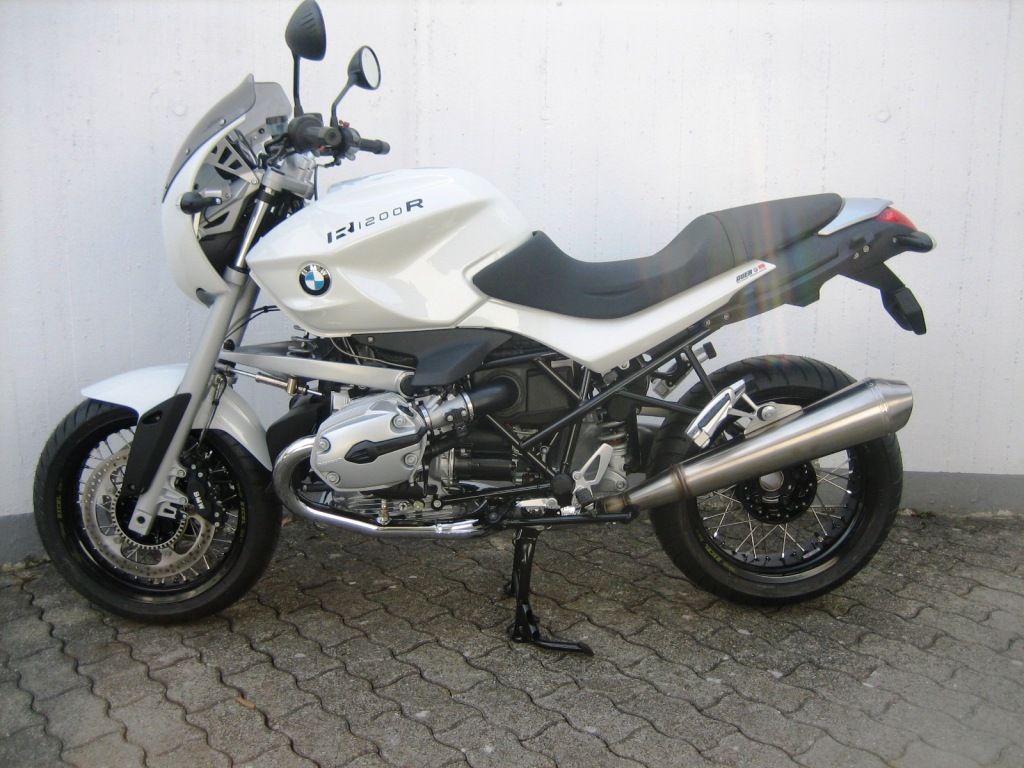 BMW R1200R Megamoto mit Speichenr�dern Excel schwarz