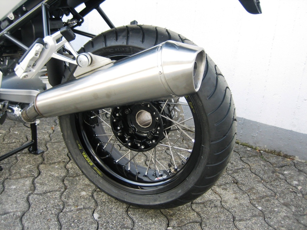 BMW R1200R Megamoto mit Speichenr�dern Excel schwarz